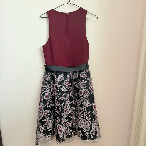 Le Chateau Size Medium Elegant Burgundy and Black Floral Dress - Picture 2 of 3